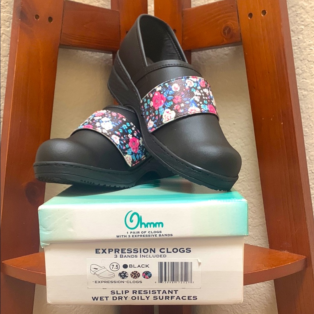 🔹NEW.. Ohmm Expression Clogs size 7.5 with 3 extra expressions included in box.